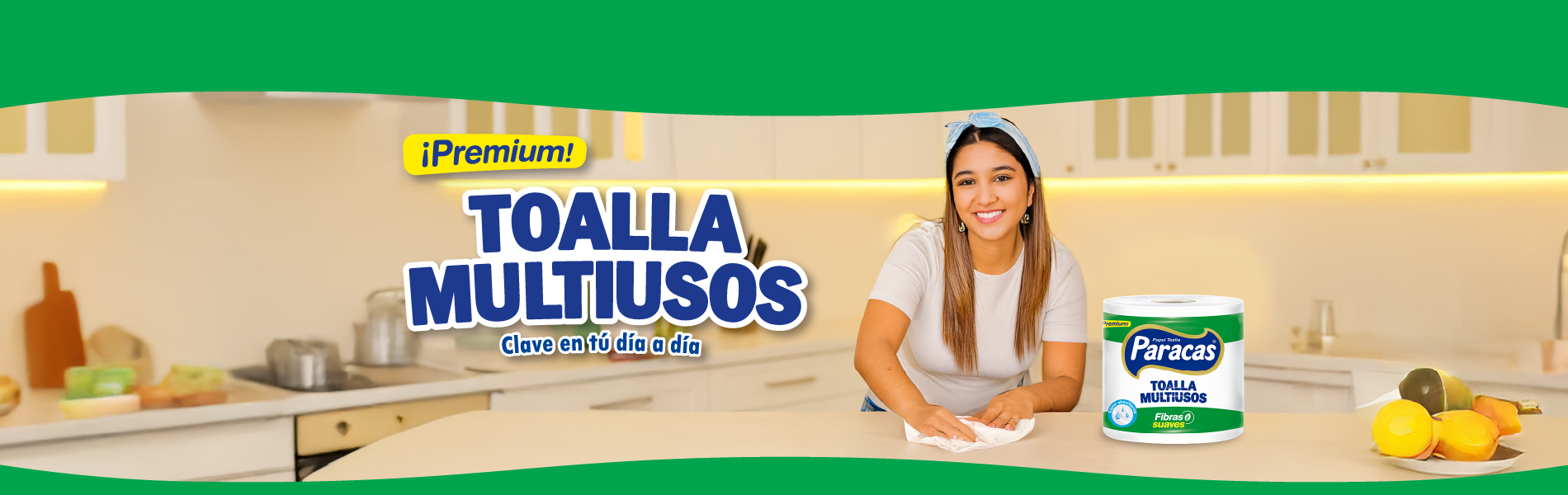 Mujer sonriendo mientras limpia una superficie de cocina con la Toalla Multiusos Paracas, junto al producto en primer plano.